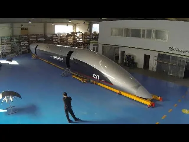 超级高铁hyperloop原型车舱亮相